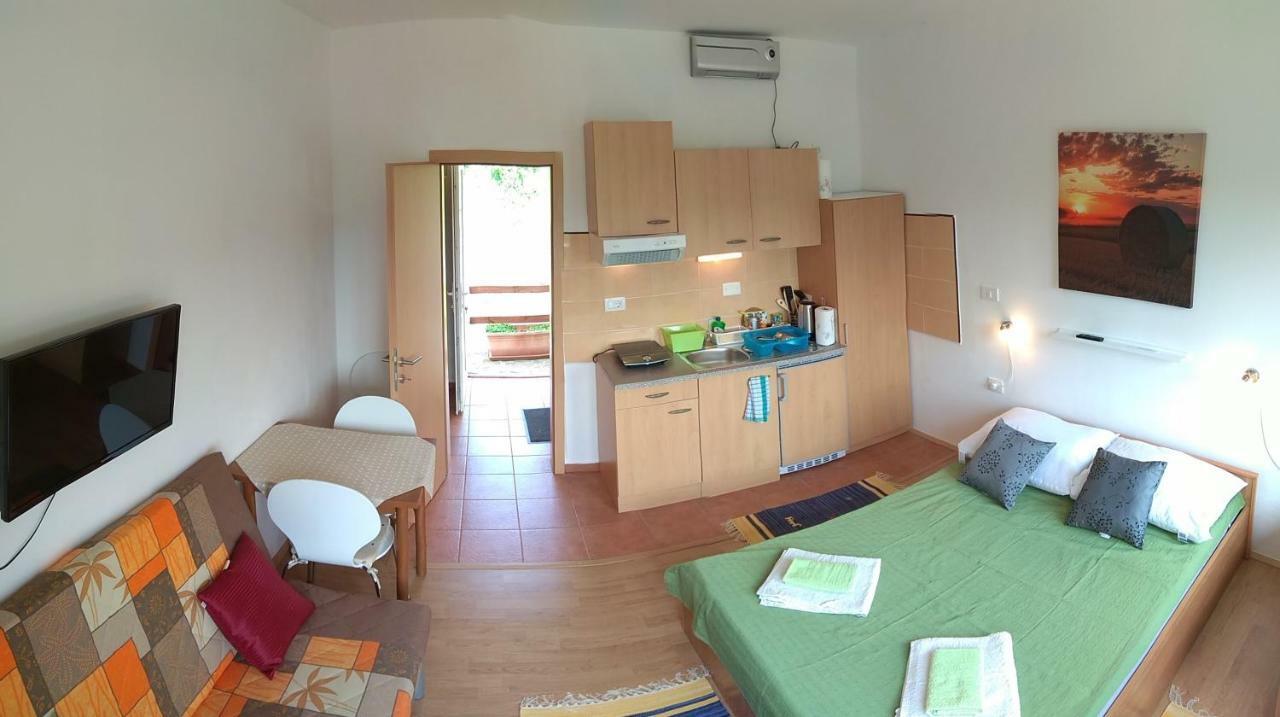 Apartmaji Suhorje Esterno foto