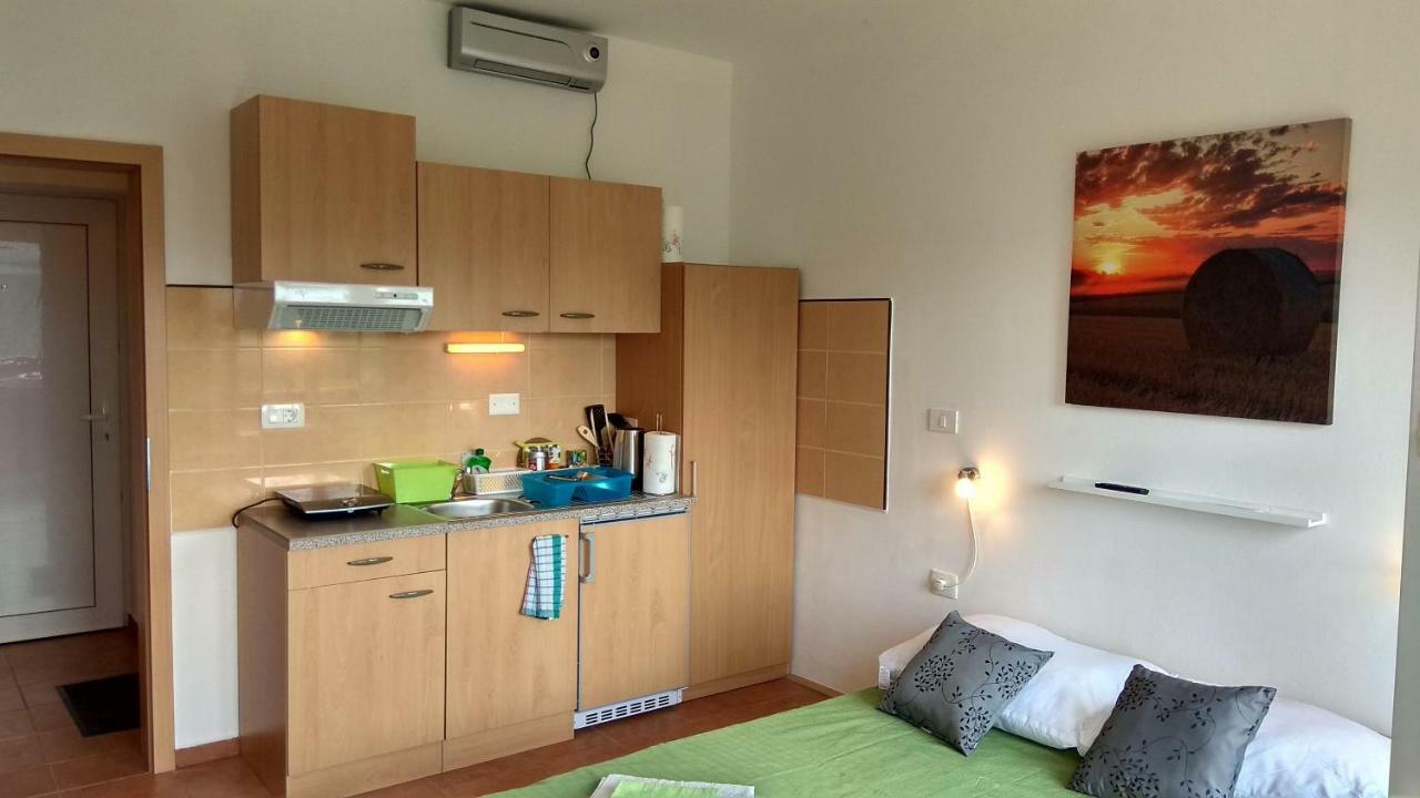 Apartmaji Suhorje Esterno foto