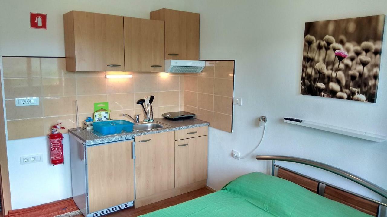 Apartmaji Suhorje Esterno foto